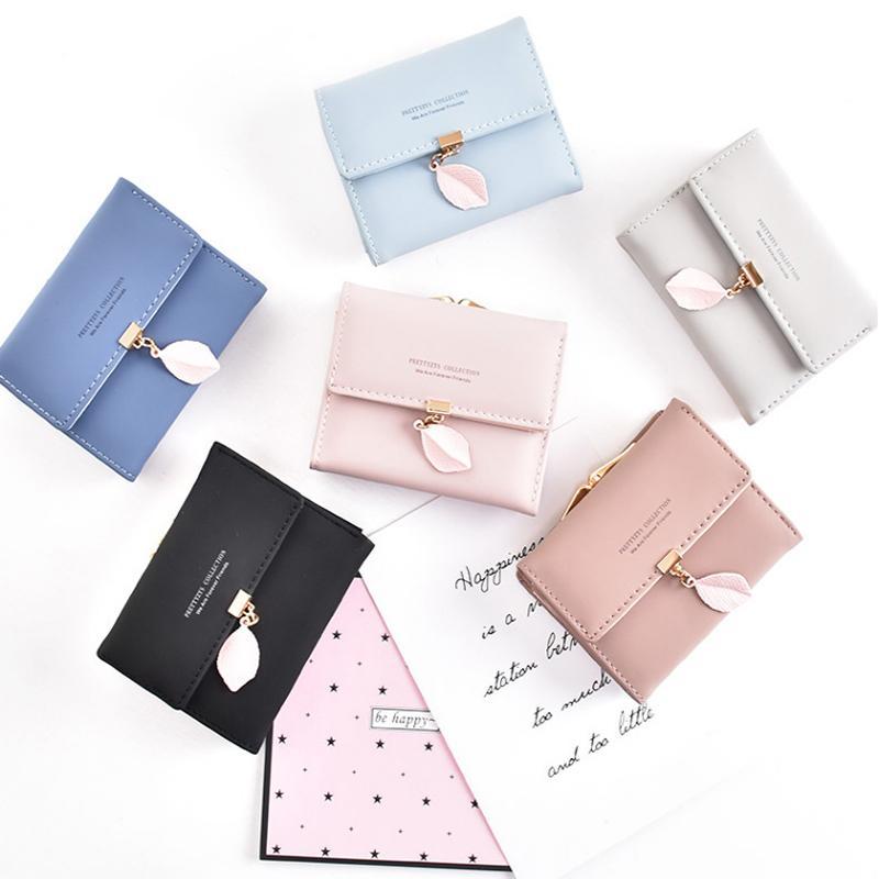 Cartera tríptico corta con hojas