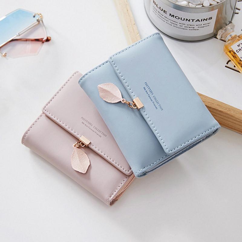 Cartera tríptico corta con hojas
